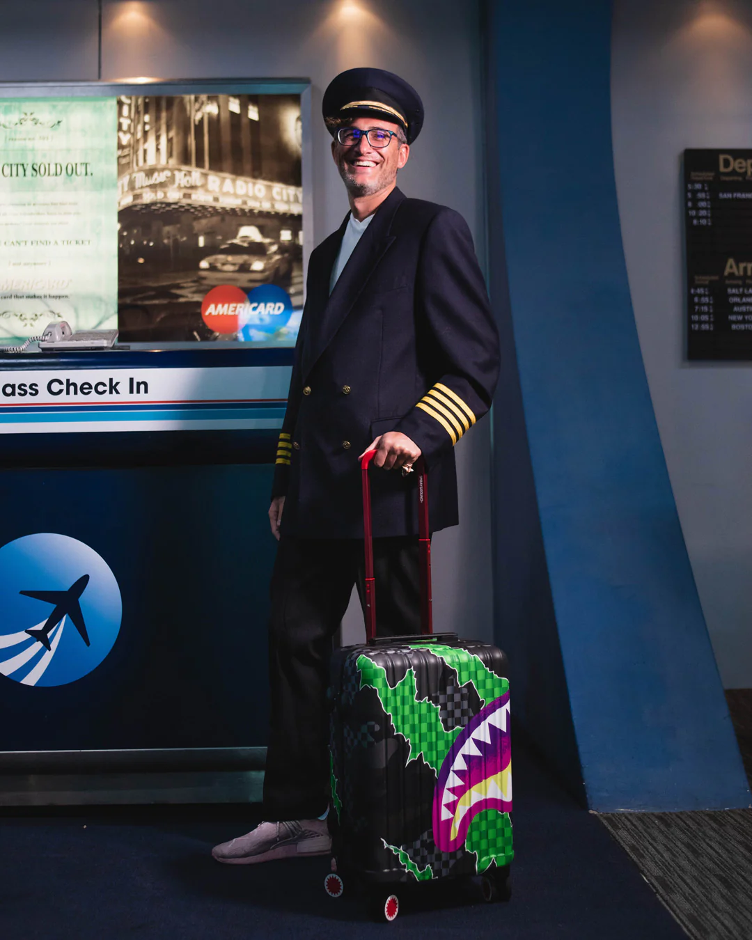 Sprayground The Wild One Sharknautics Hardshell 21.5'' Carry-On Luggage 15 Sprayground The Wild One Sharknautics Hardshell 21.5'' Carry-On Luggage - Image 15